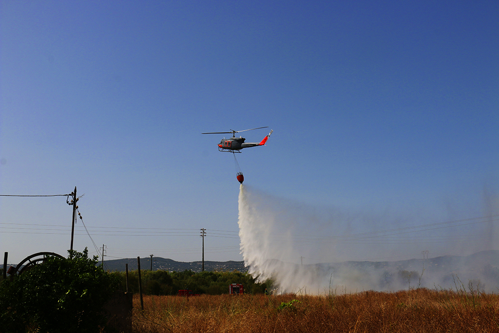 Sul Informação - Helicóptero ajuda a combater incêndio em zona de pasto seco no Patacão (com fotos)
