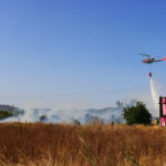 Sul Informação - Helicóptero ajuda a combater incêndio em zona de pasto seco no Patacão (com fotos)