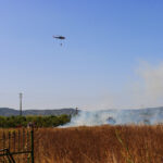 Sul Informação - Helicóptero ajuda a combater incêndio em zona de pasto seco no Patacão (com fotos)
