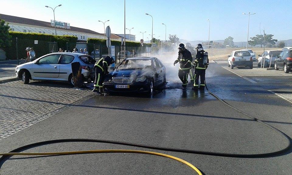 Sul Informação - Dois automóveis ardem no parque de estacionamento da Decathlon em Faro (com fotos)