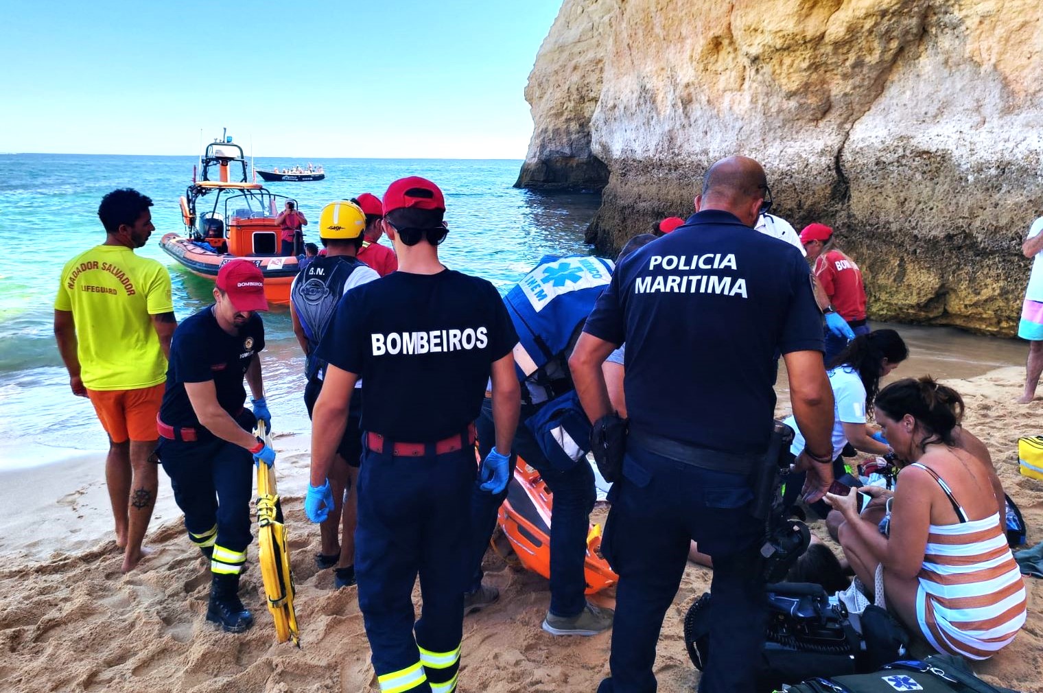 Sul Informação - Jovem alemão sofre fratura após mergulhar de arriba na praia do Carvalho