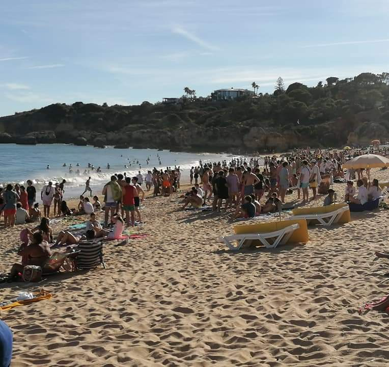 Sul Informação - Polícia Marítima dispersa grupos de jovens na Praia da Oura