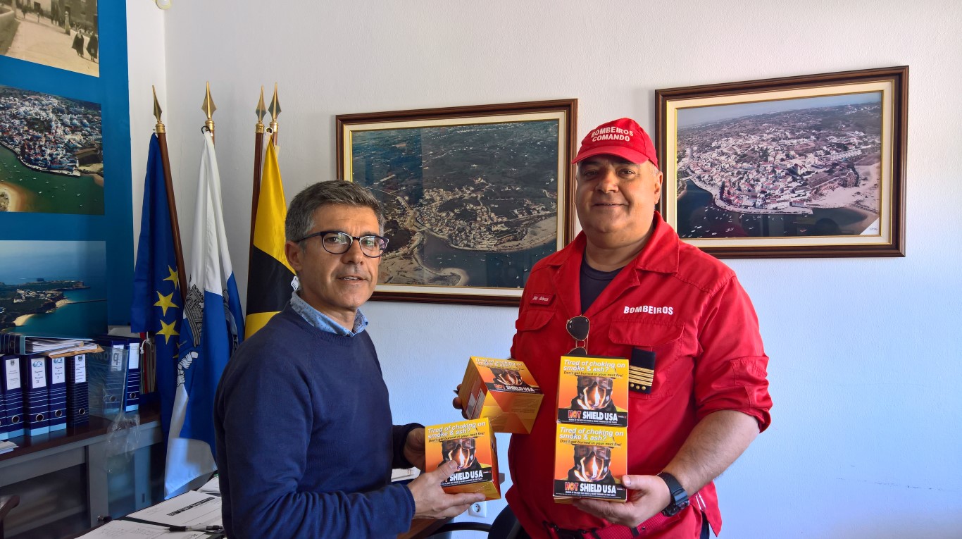 Sul Informação - Freguesia de Ferragudo oferece máscaras aos Bombeiros de Lagoa