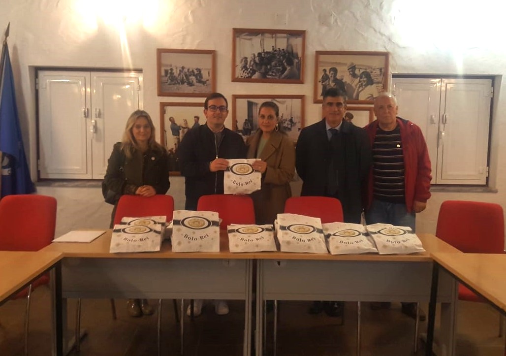 Sul Informação - Rotary Clube de Sines entrega bolos-reis à Junta de Freguesia de Porto Côvo