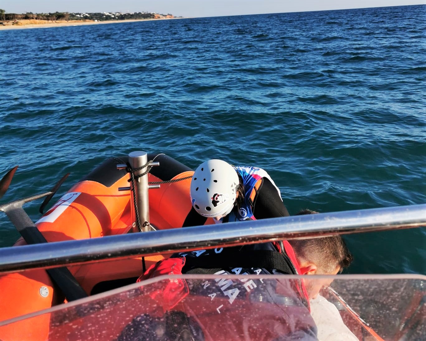 Sul Informação - Jovem kitesurfista que estava à deriva resgatada para a praia do Forte Novo