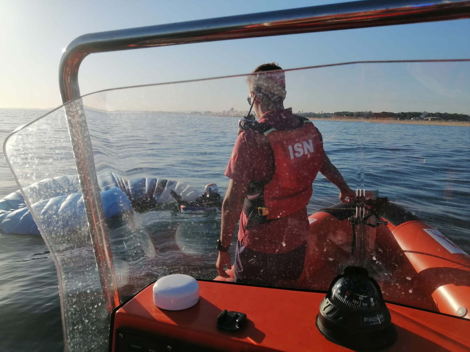 Sul Informação - Kitesurfista que estava à deriva resgatado pelo Salva-Vidas de Quarteira