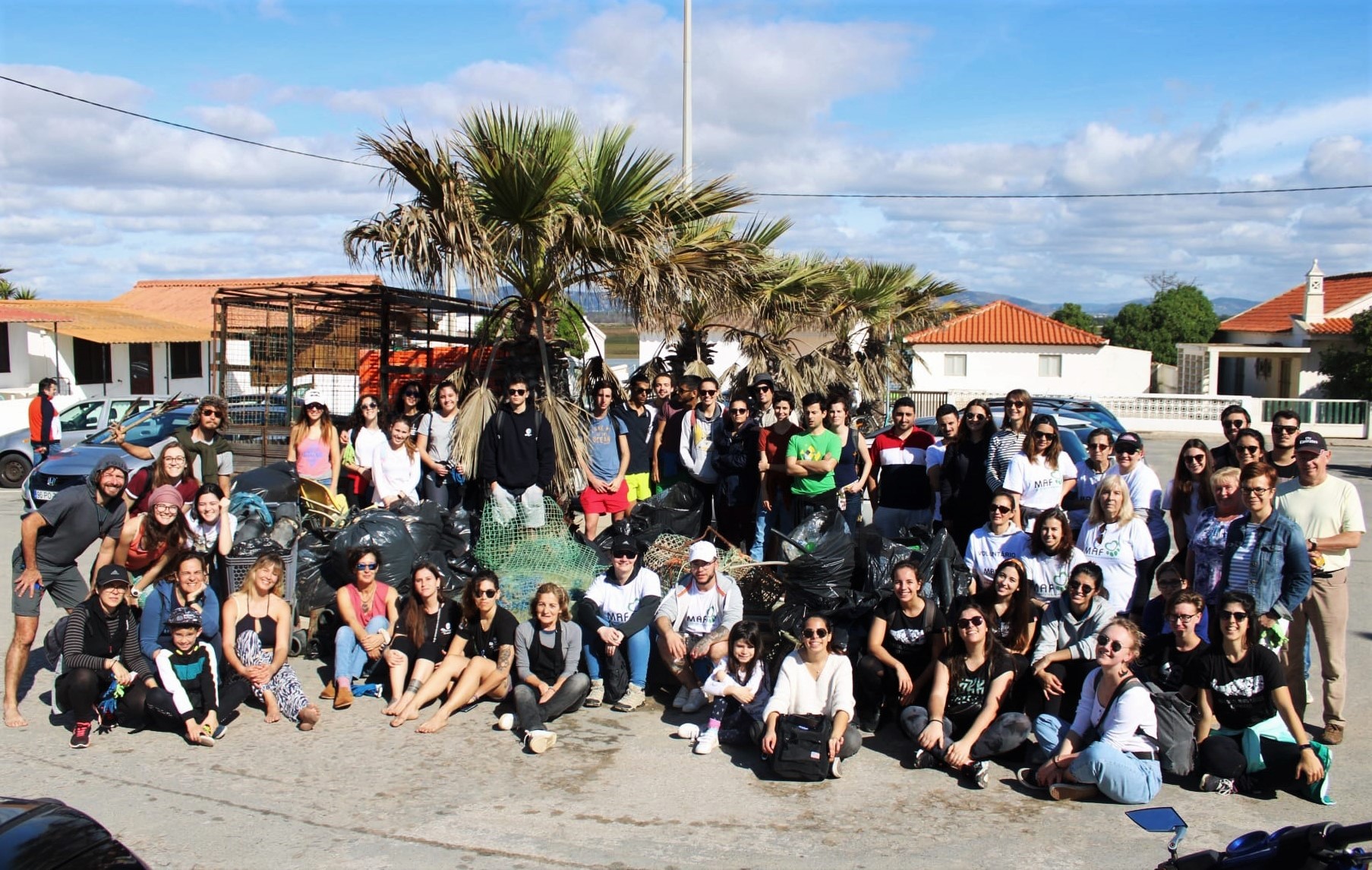 Sul Informação - Voluntários recolhem 522 quilos de lixo na Praia de Faro