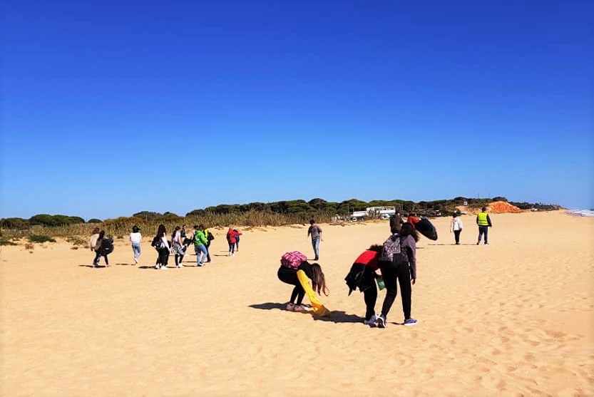 Sul Informação - Praia em Quarteira limpa por alunos da Secundária Laura Ayres