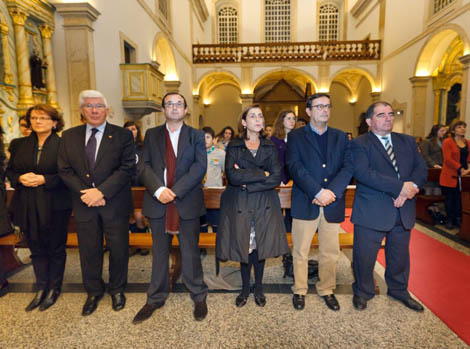 Sul Informação - Luz que veio da Igreja da Natividade em Belém já brilha em Albufeira (com fotos)