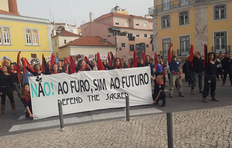 Sul Informação - Petróleo: Manifestação à porta, enquanto autarcas e associações eram ouvidas no Parlamento