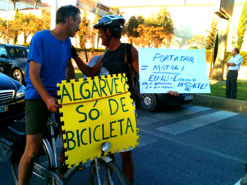 Sul Informação - Marcha lenta anti-portagens na A22 reuniu um milhar de pessoas e entupiu trânsito