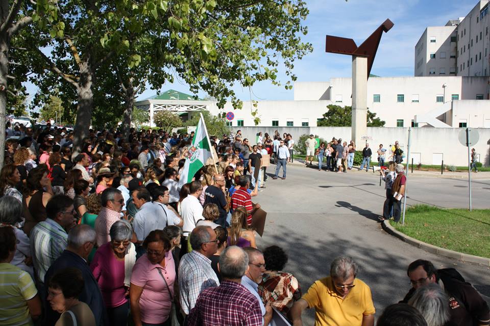 Sul Informação - Centenas de pessoas protestaram contra cortes no Hospital de Portimão