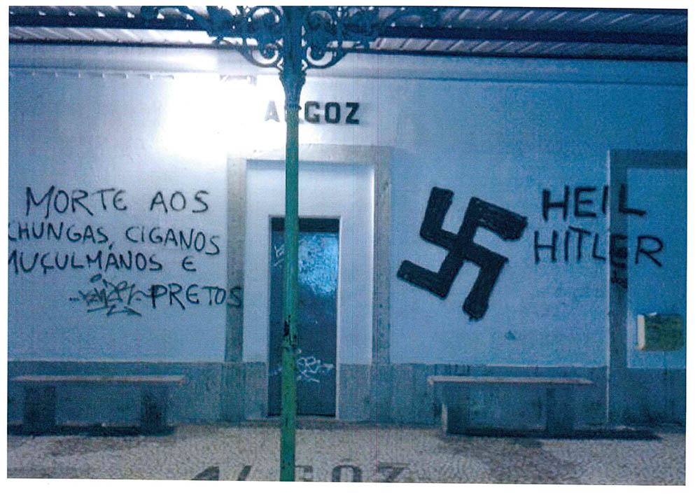Sul Informação - IP vai limpar «amanhã, o mais cedo possível» as mensagens de ódio pintadas no apeadeiro de Algoz
