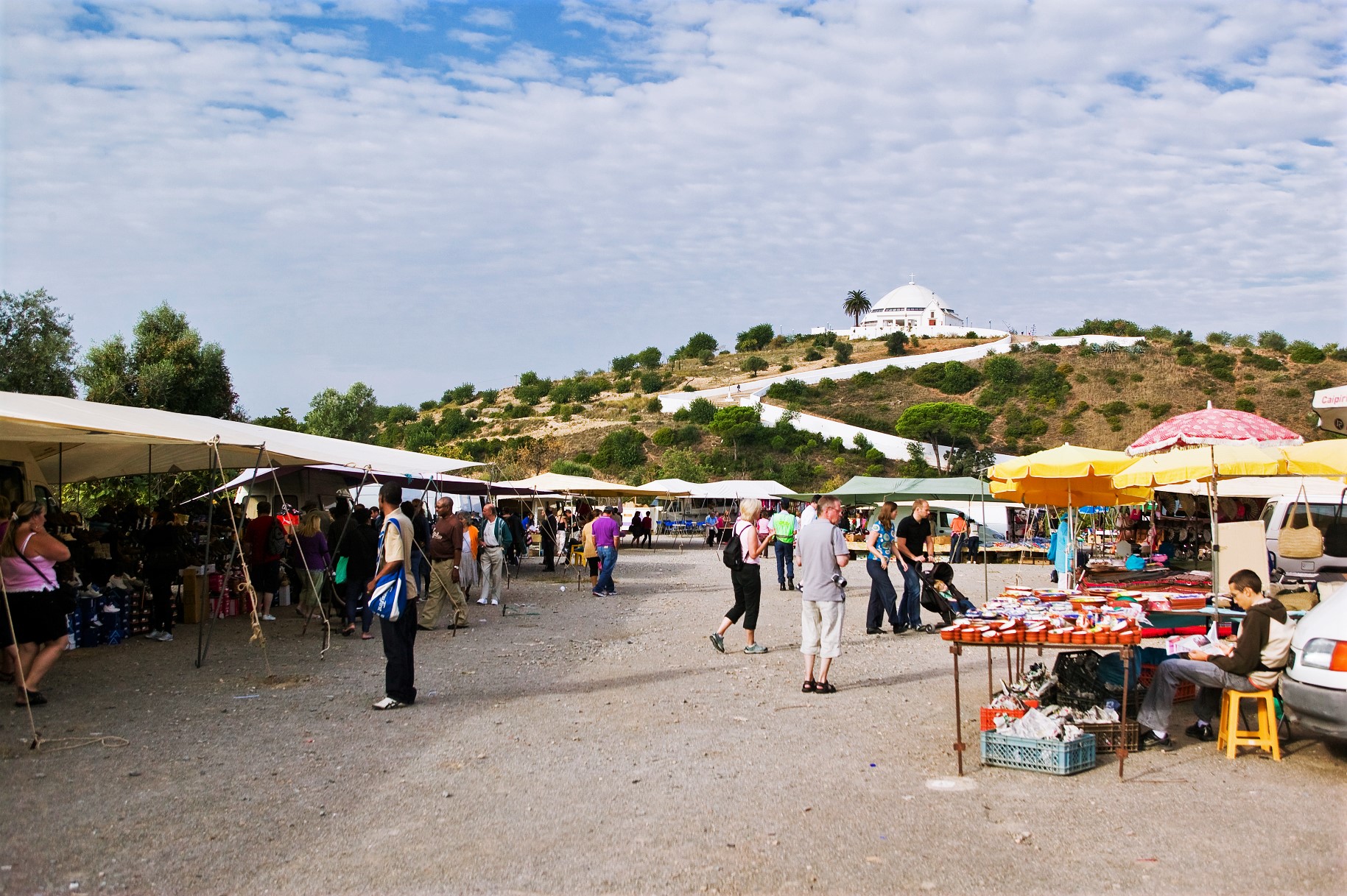Sul Informação - Mercado Semanal da Roupa reabre amanhã em Loulé