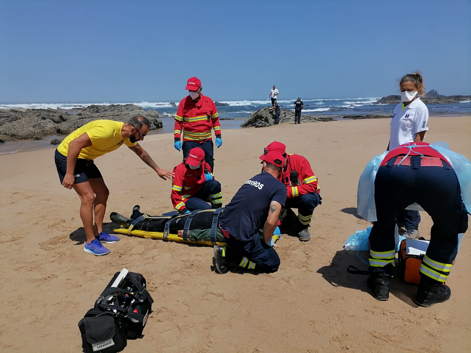Sul Informação - Corpo de mariscador encontrado a flutuar na praia da Carriagem em Aljezur