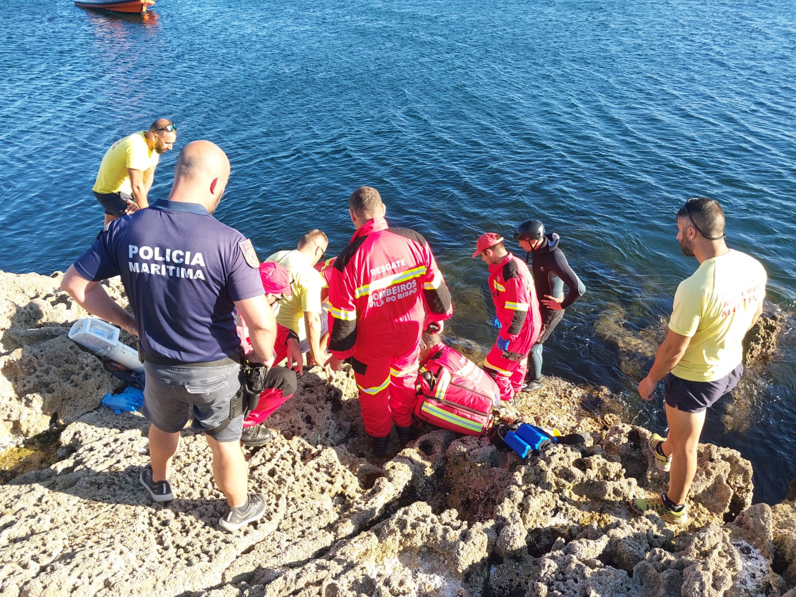 Sul Informação - Salva-vidas de Sagres resgata alemã que caiu na praia da Ingrina