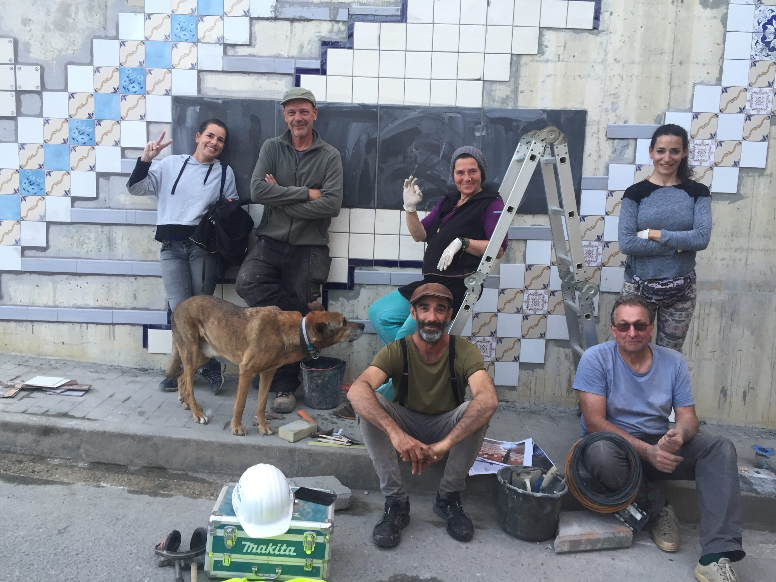 Sul Informação - Está a nascer um mural de azulejos em Luzianes-Gare com a ajuda dos habitantes