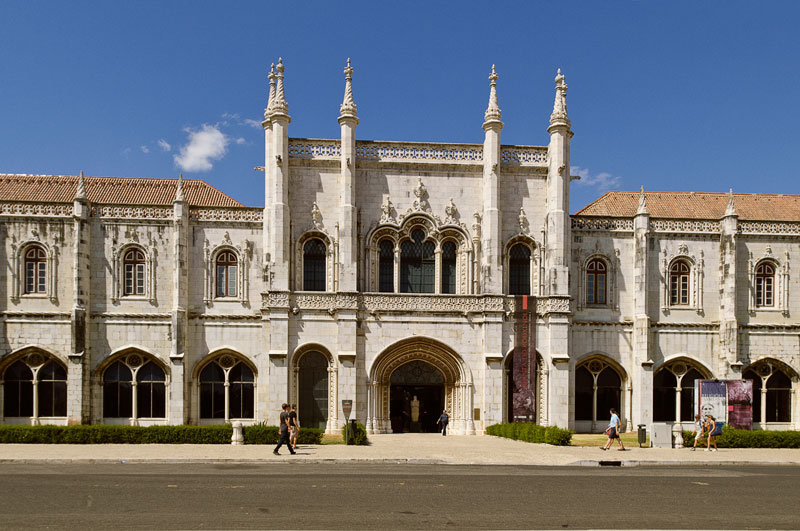 Sul Informação - Vítor Aleixo visita montagem da exposição «Loulé. Territórios, Memórias, Identidades», no Museu Nacional de Arqueologia