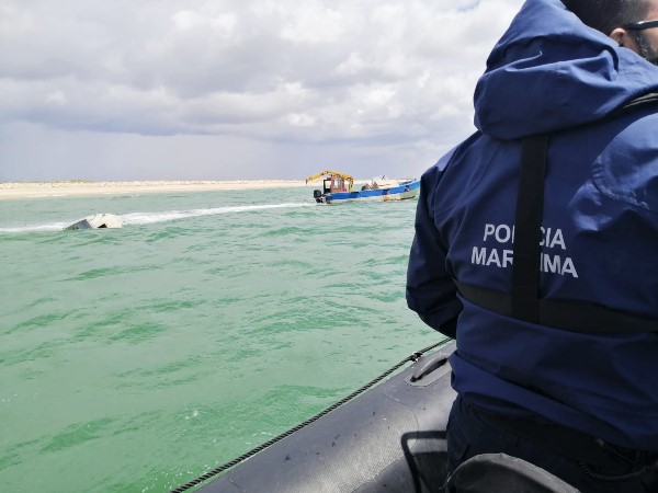 Sul Informação - Embarcação naufragou ao largo da praia da Fuzeta sem provocar vítimas