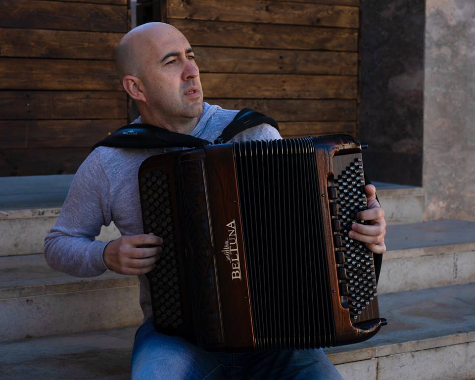 Sul Informação - Nelson Conceição dá música a Santa Bárbara de Nexe