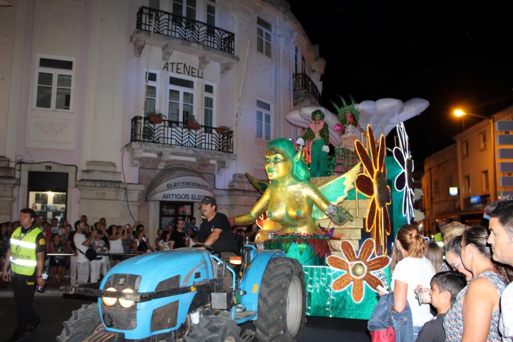 Sul Informação - Fotogaleria: “Night Parade” levou a Loulé dragões, golfinhos, gigantones e muita luz