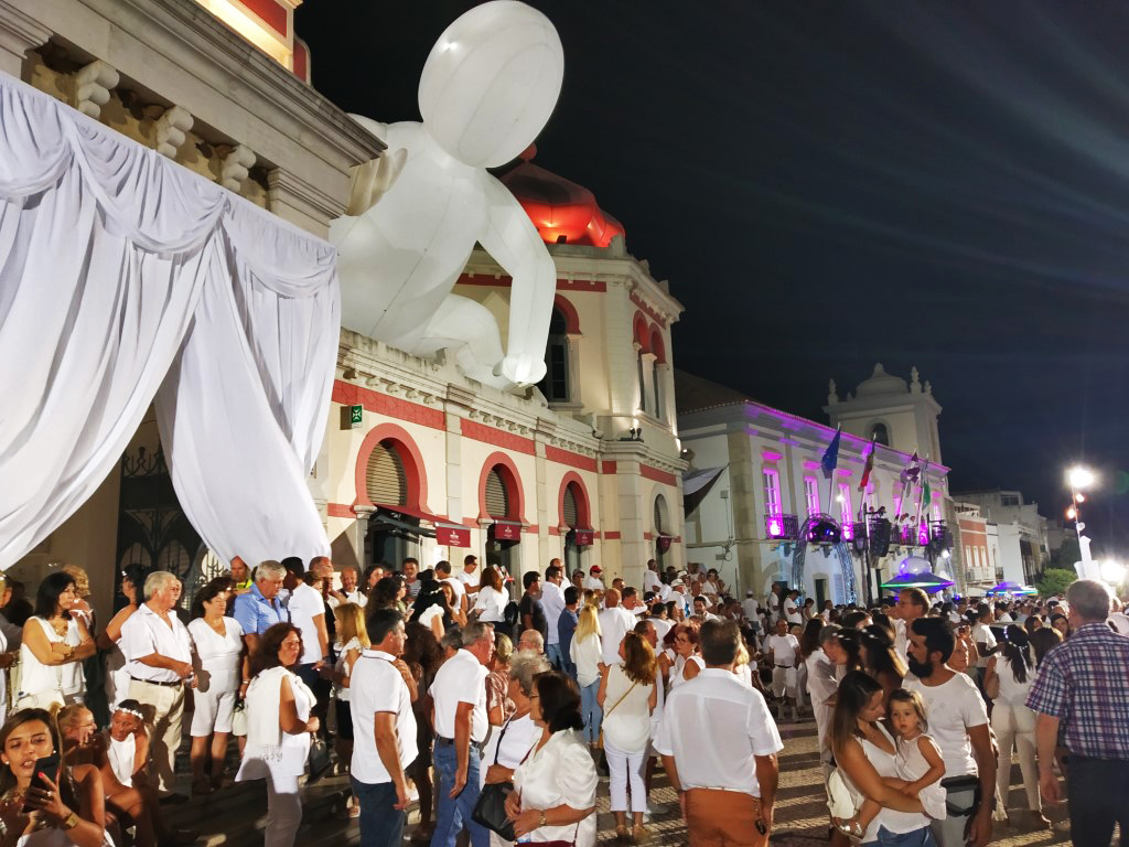 Sul Informação - Milhares participam na onda branca da noite de Loulé