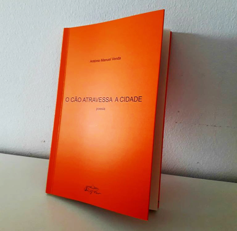 Sul Informação - «O Cão Atravessa a Cidade» é o primeiro livro de poesia de António Manuel Venda
