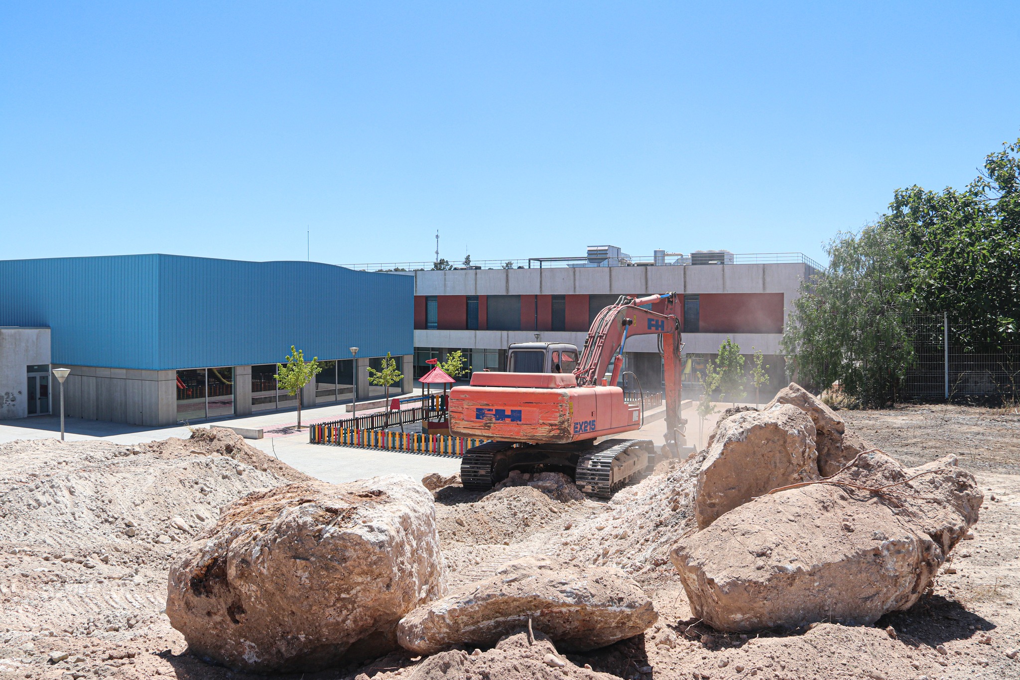 Sul Informação - Já começaram as obras de requalificação no espaço exterior do centro escolar de Serpa