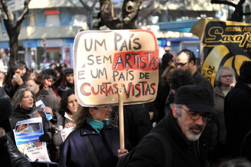 Sul Informação - Protesto «Contra os brutais cortes no Ensino Artístico» espera Passos e Portas em Faro