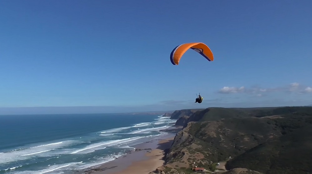 Sul Informação - Homem de 72 anos sofre fraturas graves após queda de parapente na praia da Cordoama