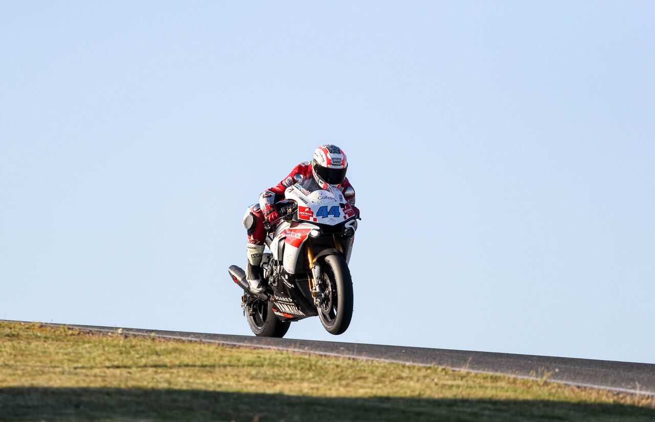 Sul Informação - Miguel Oliveira e Miguel Praia testam moto da Parkalgar Racing Team preparando 12 Horas de Portimão
