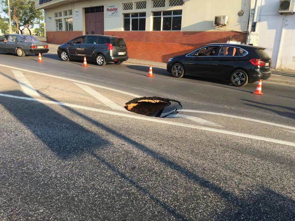 Sul Informação - Colapso de coletor de esgotos na Pedra Mourinha condiciona trânsito mas já está a ser reparado