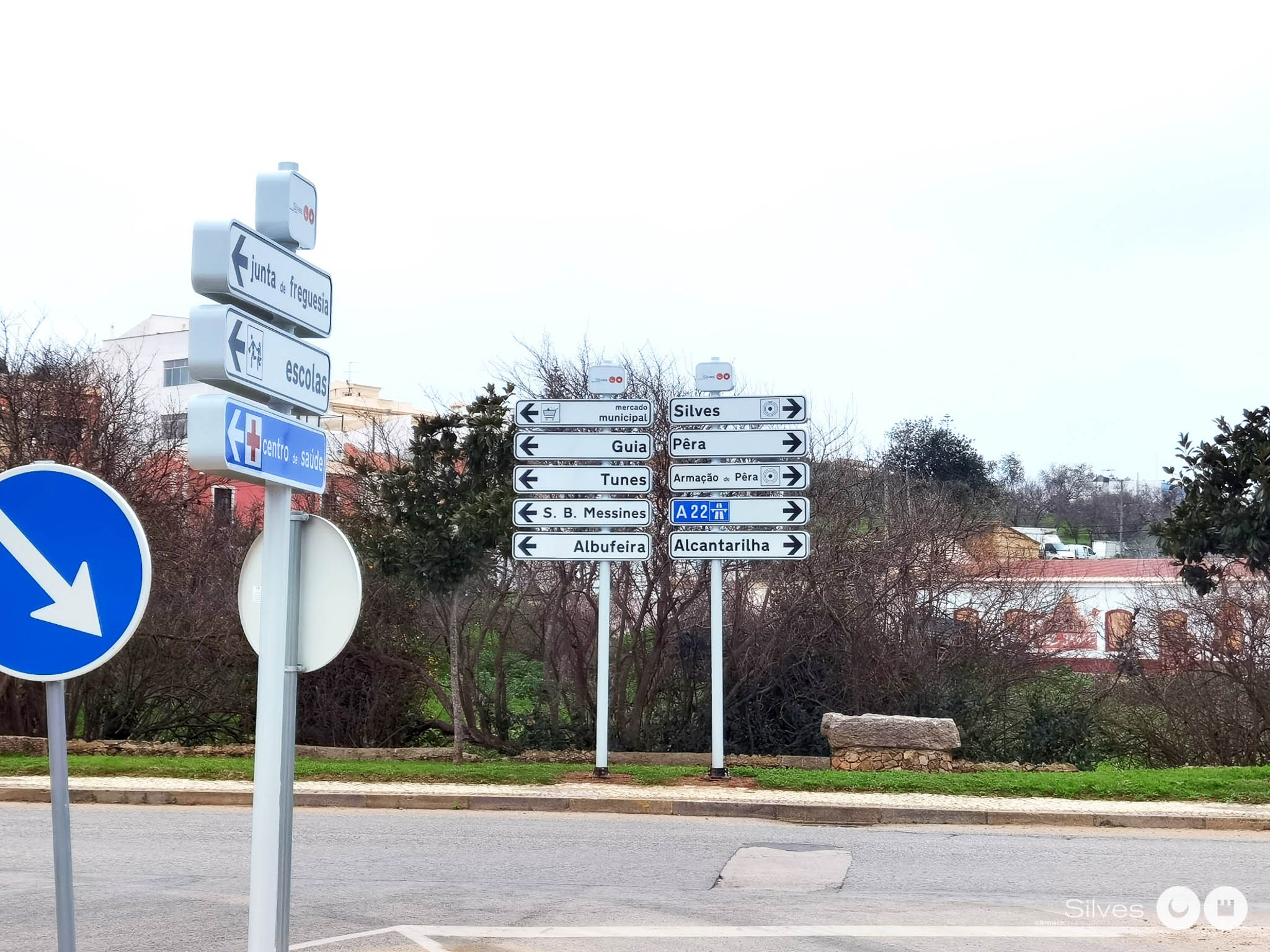 Sul Informação - Silves substitui placas indicativas em Tunes, Algoz, Alcantarilha e Pêra