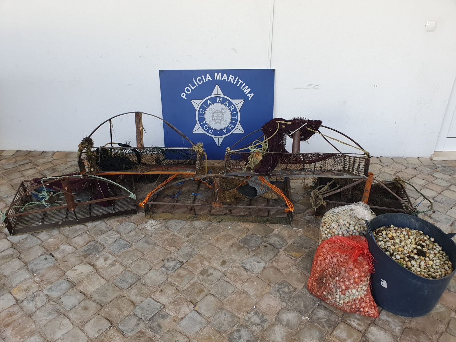 Sul Informação - 60 quilos de bivalves e 5 ganchorras de mão apreendidas em Olhão