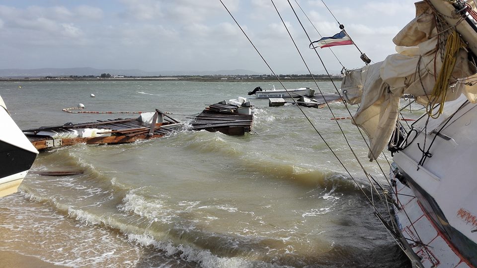 Sul Informação - Mau tempo (e barcos) destroem pontão do Centro Náutico da Praia de Faro