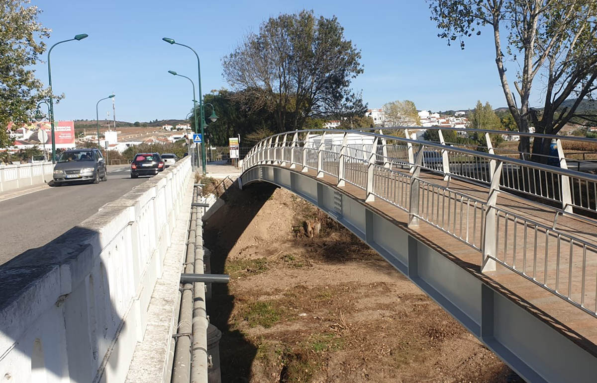 Sul Informação - Já abriu a nova ponte pedonal sobre a ribeira em Aljezur