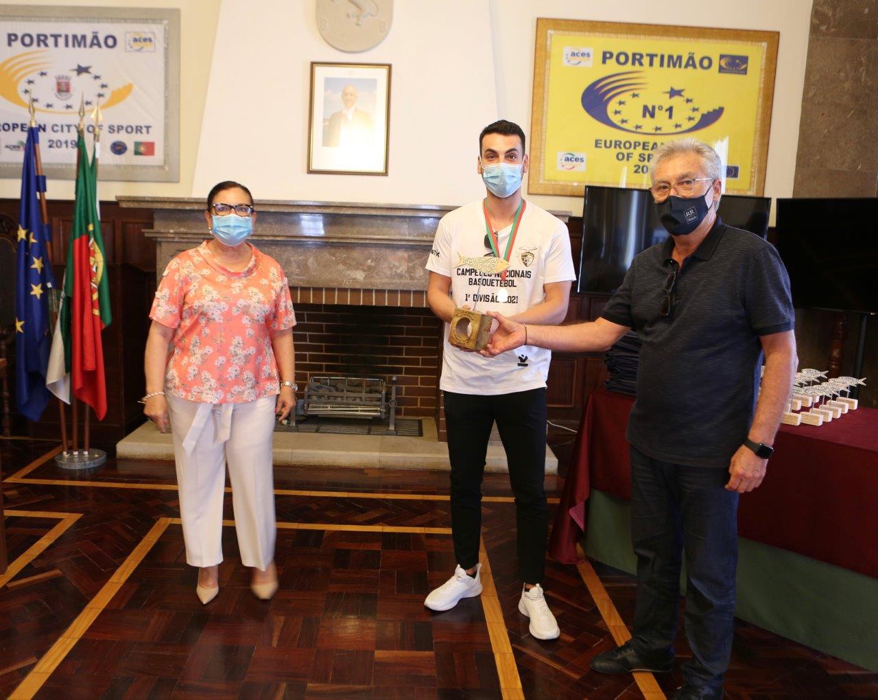 Sul Informação - Campeões de basquetebol recebidos na Câmara de Portimão