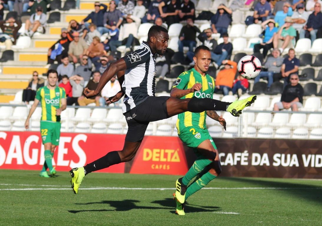 Sul Informação - Fotogaleria: “Cambalhota” no marcador dá vitória e segurança na tabela ao Portimonense