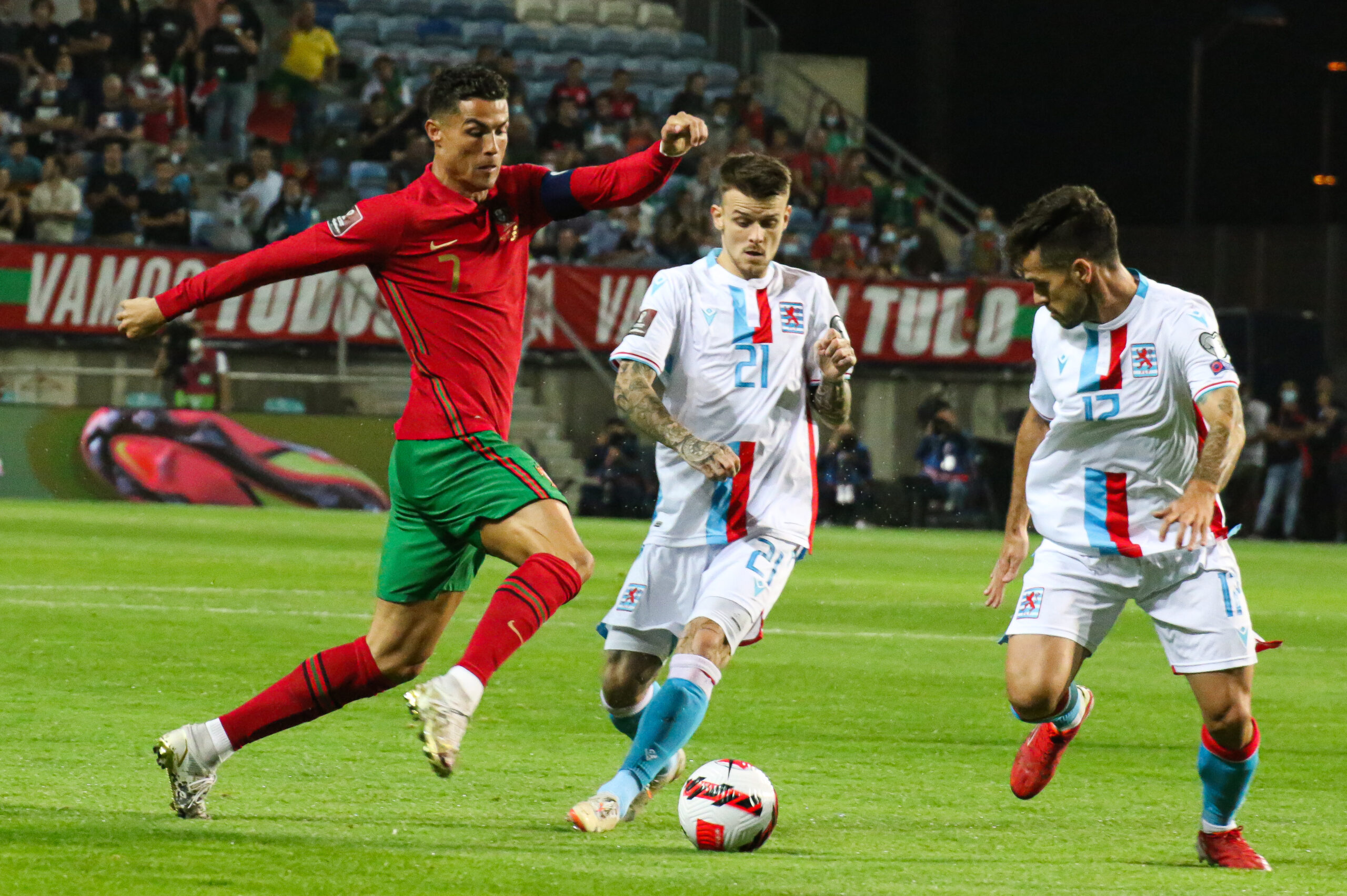 Sul Informação - Ronaldo marca três e Portugal goleia Luxemburgo no Estádio Algarve
