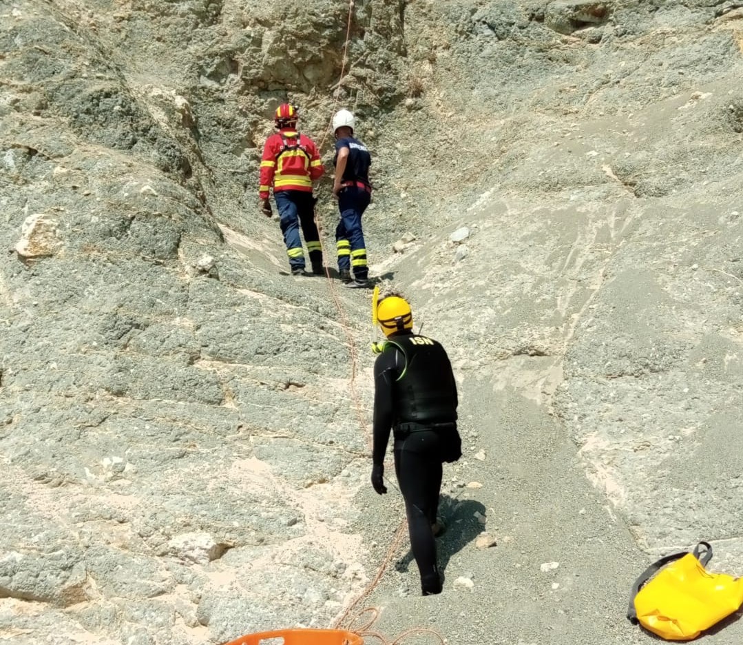 Sul Informação - Resgatado jovem que fraturou a perna ao tentar descer falésia junto à praia da Luz