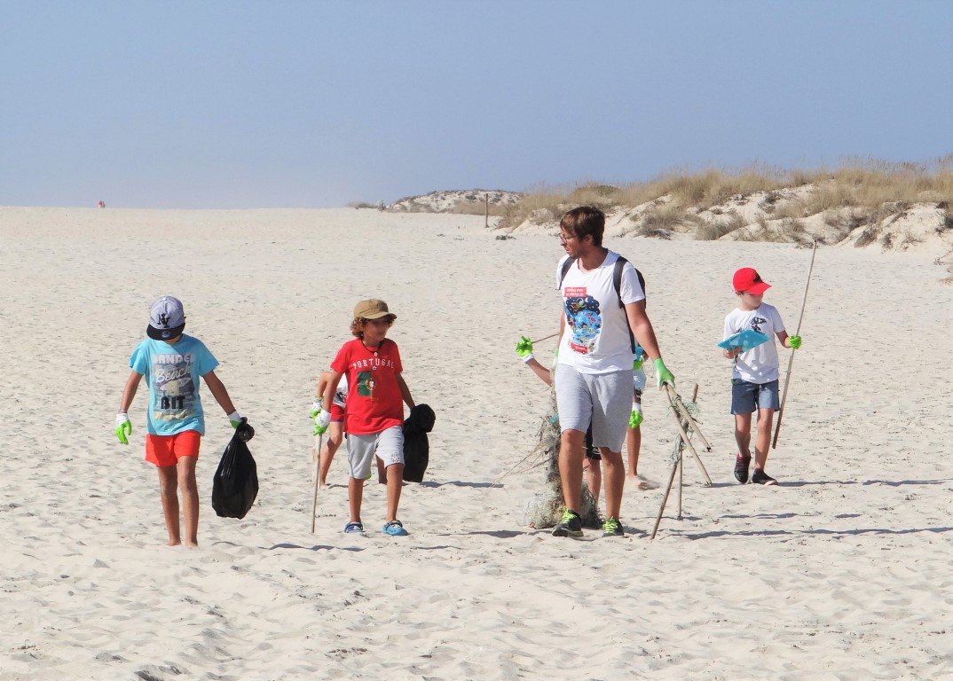 Sul Informação - Alunos já começaram projeto de limpeza das praias do Algarve