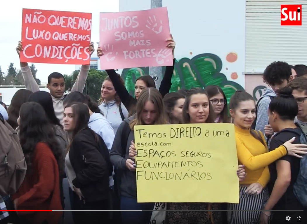 Sul Informação - Funcionários, alunos e professores fecharam Secundária Teixeira Gomes