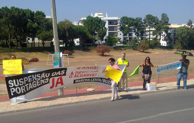 Sul Informação - Cidadãos manifestam-se contra Austeridade frente a hotel onde decorre reunião do PPE