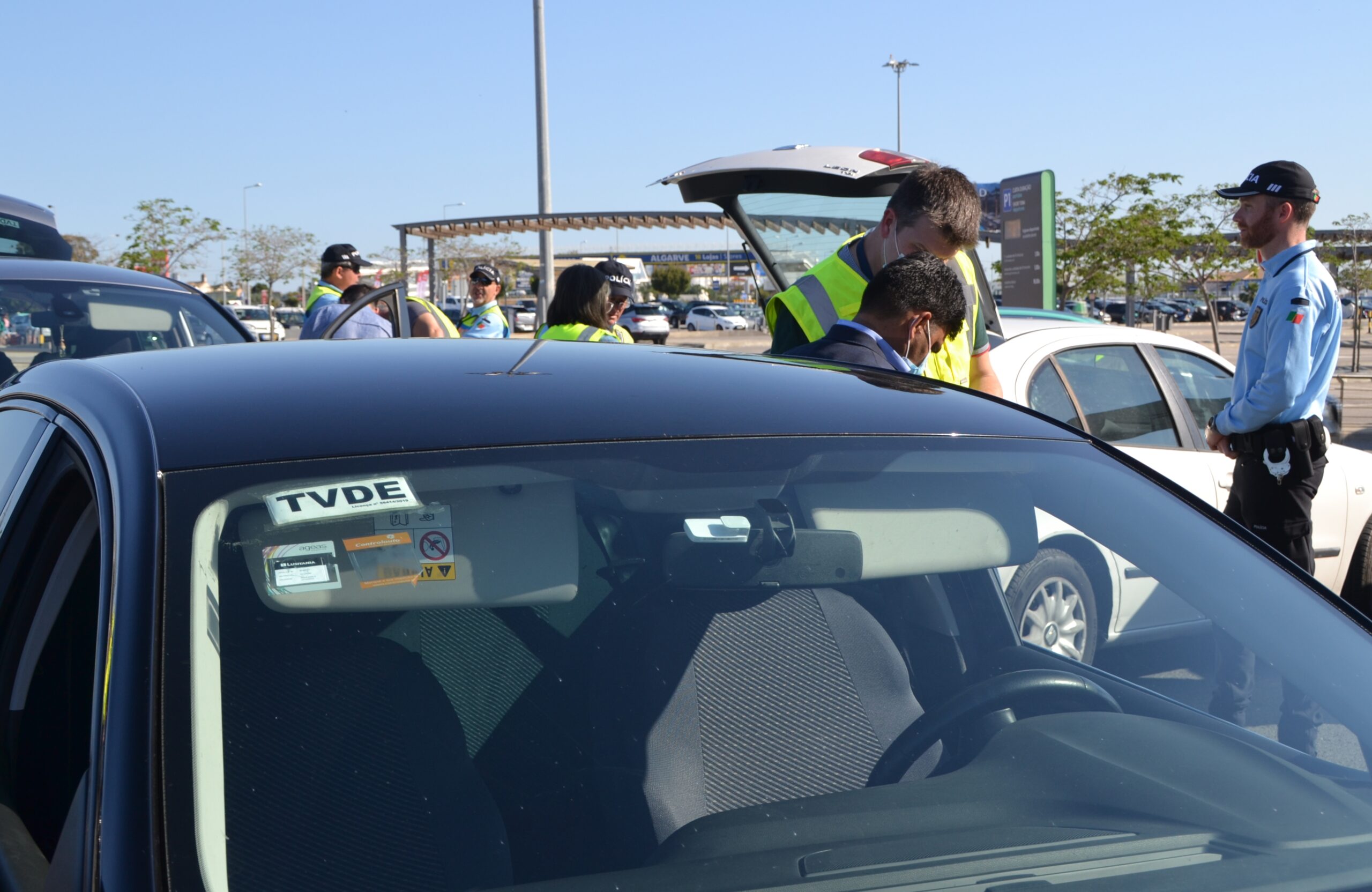 Sul Informação - PSP passa cinco multas a condutores TVDE junto ao Aeroporto de Faro