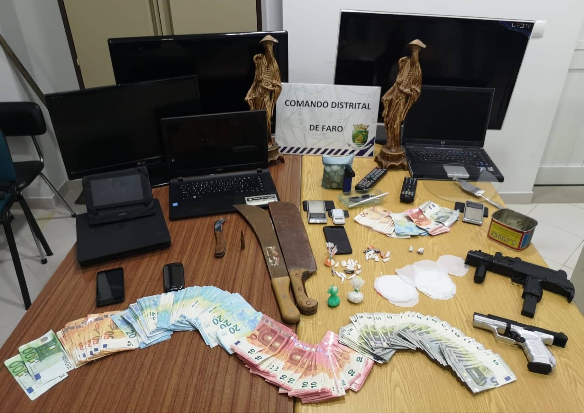 Sul Informação - 225 doses de droga e armas apreendidas a traficantes em VRSA