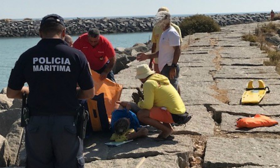 Sul Informação - Mulher cai em molhe da Ria de Alvor