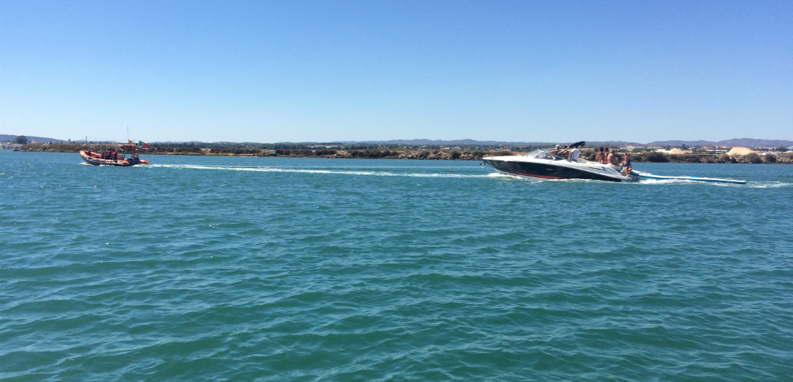 Sul Informação - Autoridade Marítima resgata barco à deriva ao largo do Barril com nove pessoas a bordo