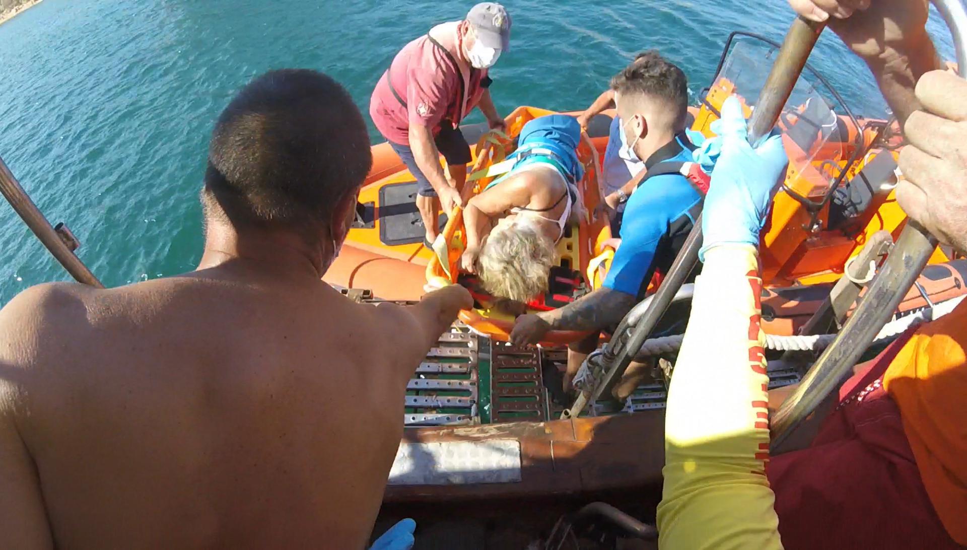Sul Informação - Salva-vidas de Ferragudo resgata mulher que desmaiou em marítimo-turística na Senhora da Rocha