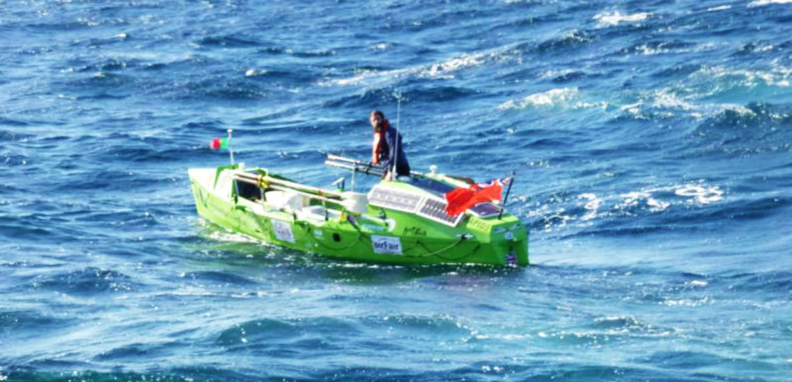 Sul Informação - Navegador solitário que atravessava o Atlântico em barco a remos resgatado a sul de Lagos