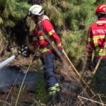 Sul Informação - Bombeiros e helicóptero dominam incêndio em Gambelas [com fotos]